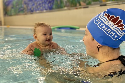 Nauka pływania dla niemowląt „Bobo Plusk” - pierwsza wodna przygoda od 3. miesiąca życia