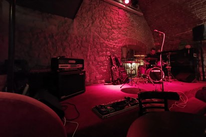Degustacja win i serów dla przyjaciół w Chicago Bar w Krakowie
