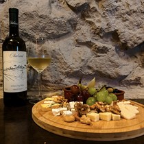 Degustacja win z deską serów dla 2 osób – Chicago Bar Kraków