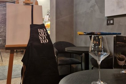 Malowanie przy winie z widokiem na panoramę Warszawy - warsztaty artystyczne