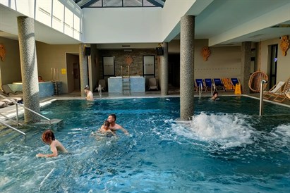 Rodzinny relaks w Termach Gorce – basen, jacuzzi, sauny i grota solna