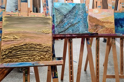 Malowanie przy winie w Warszawie - kreatywne warsztaty artystyczne