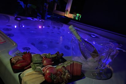 Wynajem strefy saun i jacuzzi na wyłączność z przekąskami i winem - Strefa Saun Viva La Vida