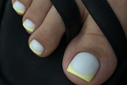 Pedicure hybrydowy z kąpielą wodną, peelingiem i maską - This is Love Beauty Salon Warszawa