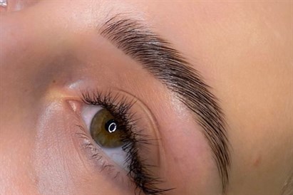 Rytuał perfekcyjnych brwi w Ninails & Beauty Warszawa
