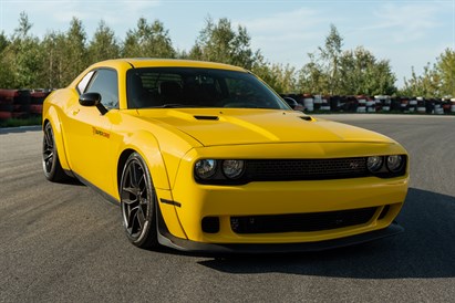 Jazda Dodge Challenger z filmowaniem