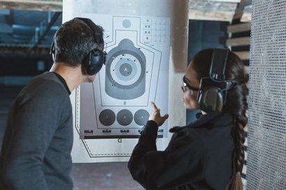 2w1 Warszawa dla dwojga – adrenalina na strzelnicy PM Shooter, japońskie smaki w restauracji Geisha Sushi