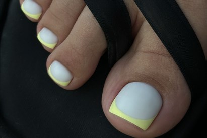 Pedicure hybrydowy i stylizacja brwi - This is Love Beauty Salon Warszawa