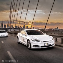 Jazda Teslą Model S za kierownicą