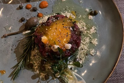 Magiczna kolacja przy stu świecach – romantyczny wieczór w Loft Bistro