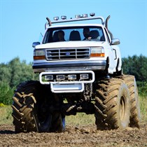 Tratowanie wraków Monster Truck w Warszawie
