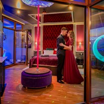 Zmysłowa noc dla dwojga w Gdańsku – Secret Apartament Pink VIP