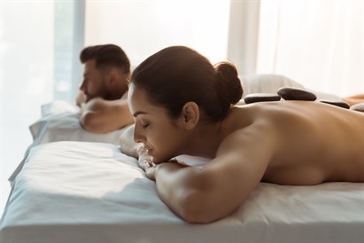 Masaż gorącymi kamieniami dla dwojga w Warszawie – Europa Massage