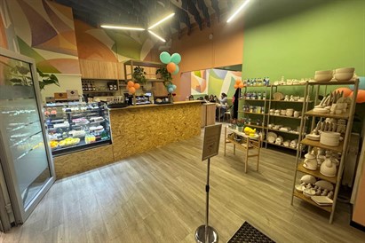 Malowanie ceramiki z kawą i ciastem w Krakowie – twórcza przygoda w Namalujse Café 