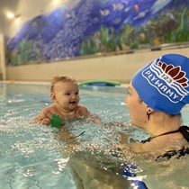 Nauka pływania dla niemowląt „Bobo Plusk” - pierwsza wodna przygoda od 3. miesiąca życia