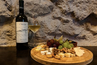 Degustacja win z deską serów dla 2 osób – Chicago Bar Kraków