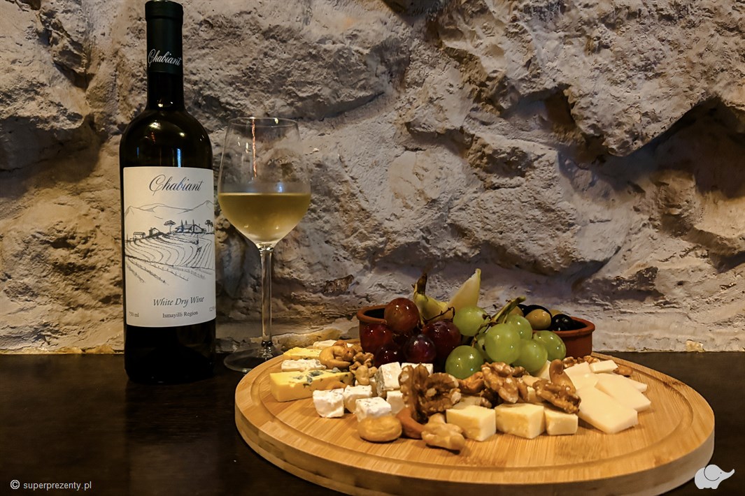 Degustacja win z deską serów dla 2 osób – Chicago Bar Kraków