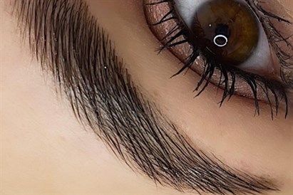 Koloryzacja + regulacja brwi - szybka metamorfoza spojrzenia w Doll Beauty Studio Kraków