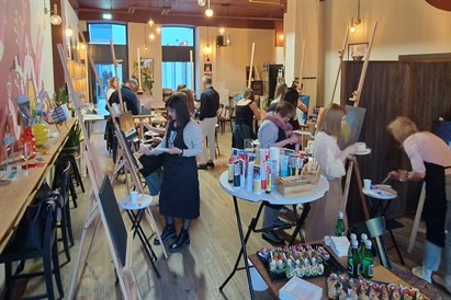 Malowanie przy winie z widokiem na panoramę Warszawy - warsztaty artystyczne