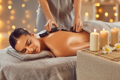 Masaż gorącymi kamieniami w pałacowym spa w Staniszowie