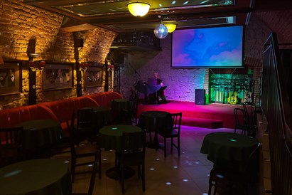 Degustacja win z deską serów dla 2 osób – Chicago Bar Kraków