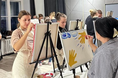Malowanie z winem – kreatywny wieczór z kieliszkiem w dłoni
