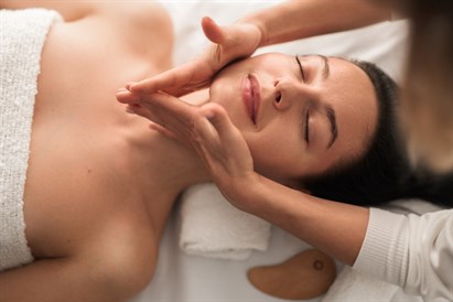 Masaż relaksacyjny twarzy z peelingiem kawitacyjnym w Ninails & Beauty Warszawa (Wilanów)