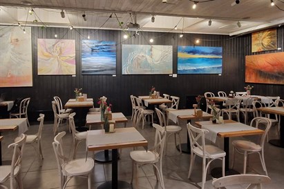 Malowanie przy winie z widokiem na panoramę Warszawy - warsztaty artystyczne