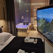 Apartament Superior z jacuzzi i obrotowym TV dla pary – Kraków