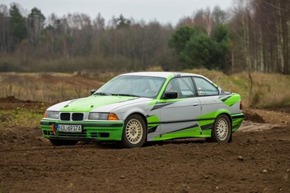 Jazda BMW E36 325i na torze szutrowym – poczuj rajdowy napęd na tył!