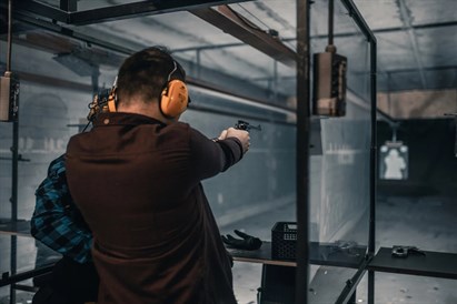 Pakiet strzelecki: 10 strzałów z Glocka 17 i 10 strzałów z S&W Victory – PM Shooter Warszawa
