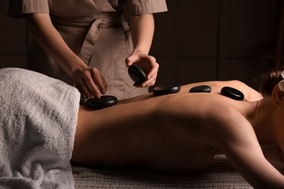 Masaż gorącymi kamieniami w Calmea Spa