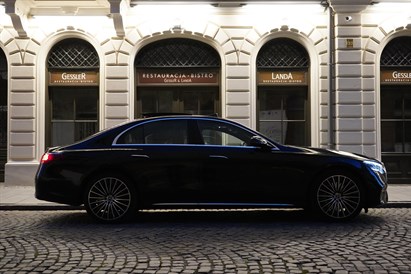 Transfer na lub z lotniska w Warszawie – Mercedes E lub V Class