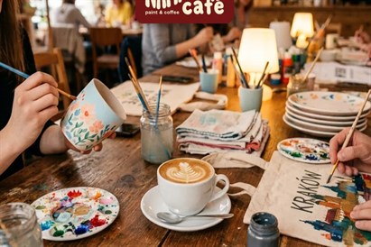 Malowanie ceramiki z kawą i ciastem w Krakowie – twórcza przygoda w Namalujse Café 