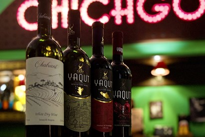 Degustacja win i serów dla przyjaciół w Chicago Bar w Krakowie