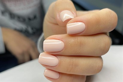 Manicure hybrydowy i ekskluzywna stylizacja brwi - This is Love Beauty Salon Warszawa