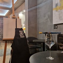 Malowanie przy winie z widokiem na panoramę Warszawy - warsztaty artystyczne