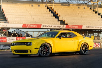 Jazda Dodge Challenger z filmowaniem