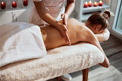 Masaż relaksacyjny rozgrzaną świecą o aromacie Orientu