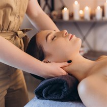 Masaż karku w Yasumi Kraków Arena – relaks w 15 minut