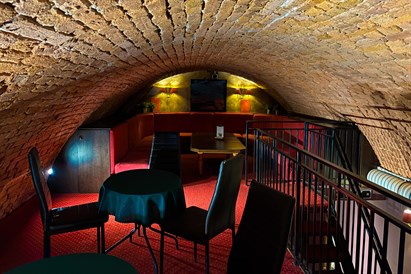 Degustacja win i serów dla przyjaciół w Chicago Bar w Krakowie