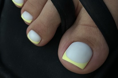 Pedicure hybrydowy oraz laminacja brwi i rzęs - This is Love Beauty Salon Warszawa