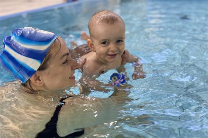 Nauka pływania dla niemowląt „Bobo Plusk” - pierwsza wodna przygoda od 3. miesiąca życia