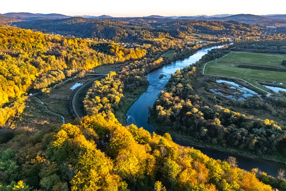 Widok na rzekę San w Bieszczadach, Polska