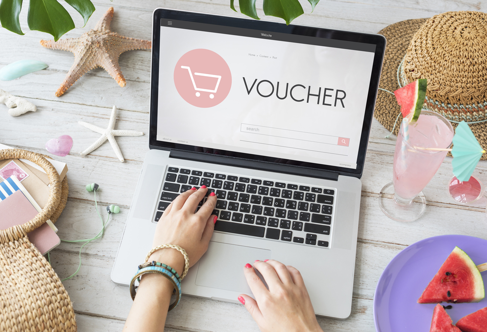 E-voucher wyświetlany na ekranie laptopa